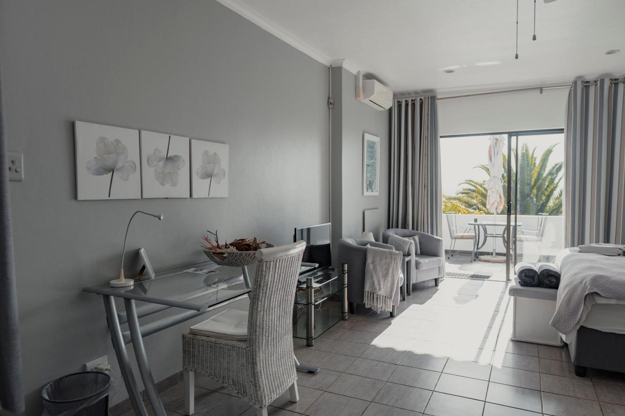The Ocean Bay Luxury Guesthouse Jeffreys Bay Exterior photo